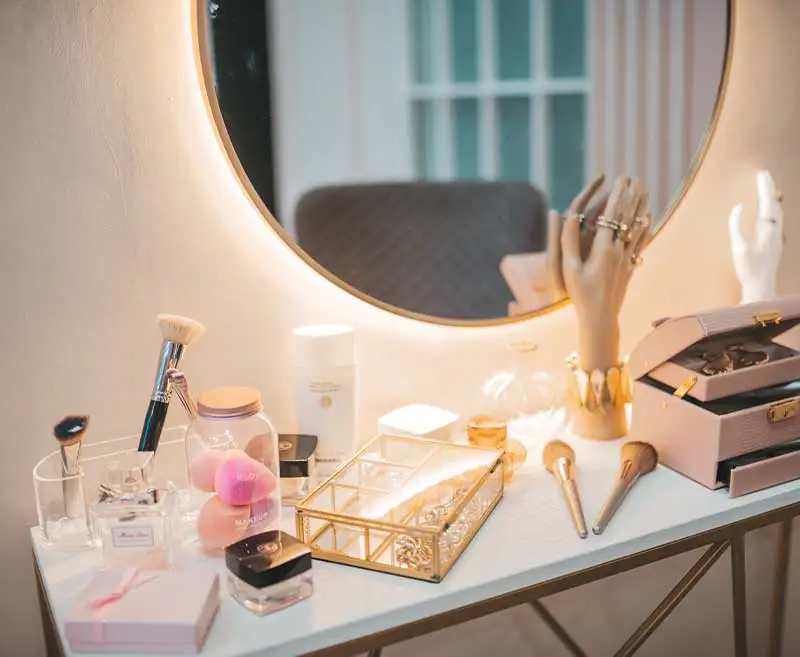 Toaletný stolík do salónu